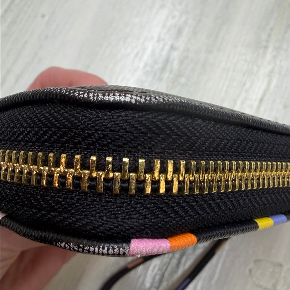 💚5/$25 SALE!💚 Betsy Johnson Rainbow Hearts on Black Faux Leather Zip Up Wallet - Picture 10 of 14